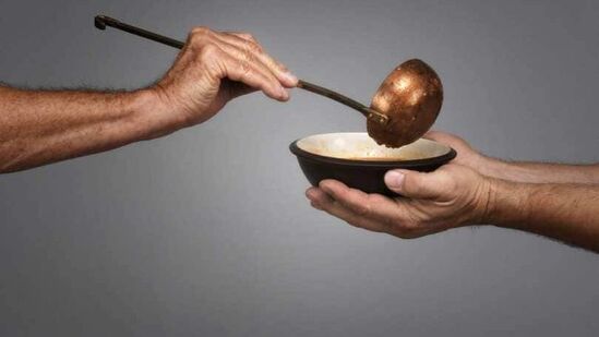 पितृदोषापासून मुक्ती मिळवण्याचे उपाय: अमावस्येला श्रीमद्भागवतगीता ऐका किंवा घरी गीता वाचा. तसेच गरजूंना अन्नदान करावे. यामुळे पितृदोष दूर होतो आणि जीवनात सुख शांती नांदते. पितरांना मोक्ष प्राप्त होतो. पितृदोषापासून मुक्ती मिळवण्याचे उपाय: अमावस्येला श्रीमद्भागवतगीता ऐका किंवा घरी गीता वाचा. तसेच गरजूंना अन्नदान करावे. यामुळे पितृदोष दूर होतो आणि जीवनात सुख शांती नांदते. पितरांना मोक्ष प्राप्त होतो.