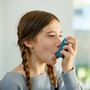 <p>World Asthma Day 2024: फुफ्फुसांच्या तीव्र अवस्थेबद्दल जनजागृती करण्यासाठी दरवर्षी मे महिन्याच्या पहिल्या मंगळवारी जागतिक दमा दिवस साजरा केला जातो. दम्यामध्ये वायुमार्ग, खूप फुगलेला किंवा अरुंद होतो. ज्यामुळे फुफ्फुसात हवा जाणे कठीण होते. यामुळे श्वास घेण्यास त्रास होतो. येथे काही नैसर्गिक उपाय आहेत ज्याबद्दल तुम्हाला माहित असणे आवश्यक आहे.<br>&nbsp;</p>