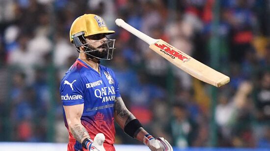 विराट कोहली- विराट कोहलीने आतापर्यंत ११ सामन्यांमध्ये ४ अर्धशतके आणि एक शतक झळकावले आहे. विराटच्या नावावर ११ सामन्यात ५४२ धावा आहेत. विराट कोहली- विराट कोहलीने आतापर्यंत ११ सामन्यांमध्ये ४ अर्धशतके आणि एक शतक झळकावले आहे. विराटच्या नावावर ११ सामन्यात ५४२ धावा आहेत.