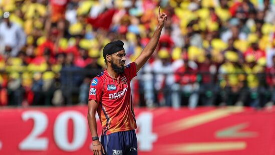 तिसऱ्या नंबरवर केकेआरचा वरुण चक्रवर्ती आहे. त्याने ११ सामन्यात १६ विकेट घेतल्या आहेत. यानंतर हैदराबादचा टी नटराजन ९ सामन्यात १५ विकेट्ससह चौथ्या नंबरवर आहे. पंजाबचा अर्शदीप ११ सामन्यात १५ विकेटसह पाचव्या क्रमांकावर आहे. तिसऱ्या नंबरवर केकेआरचा वरुण चक्रवर्ती आहे. त्याने ११ सामन्यात १६ विकेट घेतल्या आहेत. यानंतर हैदराबादचा टी नटराजन ९ सामन्यात १५ विकेट्ससह चौथ्या नंबरवर आहे. पंजाबचा अर्शदीप ११ सामन्यात १५ विकेटसह पाचव्या क्रमांकावर आहे.