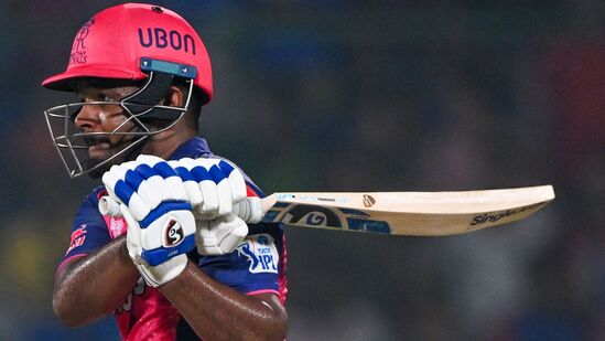 संजू सॅमसन सर्वात जलद २०० षटकार भारतीय - संजू सॅमसनने IPL २०२४ च्या ५६ व्या सामन्यातून इतिहास रचला आहे. तो सर्वात जलद २०० षटकार मारणारा भारतीय ठरला आहे. संजू सॅमसनने १५९ डावात ३०८१ चेंडू खेळून ही कामगिरी केली. संजू सॅमसनच्या आधी एमएस धोनी या यादीत होता. धोनीने १६५ डावांमध्ये ३१२६ चेंडू खेळून २०० षटकार ठोकले आहेत. संजू सॅमसन सर्वात जलद २०० षटकार भारतीय - संजू सॅमसनने IPL २०२४ च्या ५६ व्या सामन्यातून इतिहास रचला आहे. तो सर्वात जलद २०० षटकार मारणारा भारतीय ठरला आहे. संजू सॅमसनने १५९ डावात ३०८१ चेंडू खेळून ही कामगिरी केली. संजू सॅमसनच्या आधी एमएस धोनी या यादीत होता. धोनीने १६५ डावांमध्ये ३१२६ चेंडू खेळून २०० षटकार ठोकले आहेत.