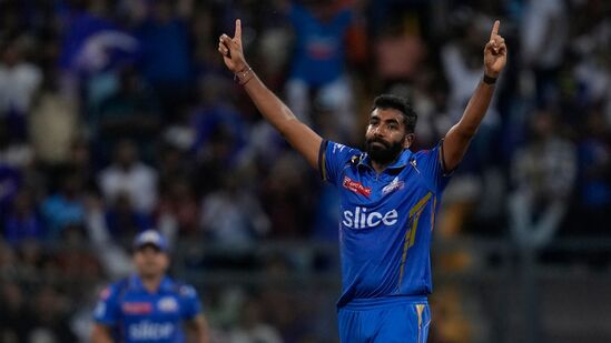 पर्पल कॅपसाठीही खडतर स्पर्धा- पर्पल कॅपच्या शर्यतीत मुंबईचा जसप्रीत बुमराह आघाडीवर आहे. त्याने १२ सामन्यात १८ विकेट घेतल्या आहेत. यानंतर दुसऱ्या नंबरवर पंजाबचा हर्षल पटेल आहे. त्याने ११ सामन्यात १७ विकेट घेतल्या आहेत. पर्पल कॅपसाठीही खडतर स्पर्धा- पर्पल कॅपच्या शर्यतीत मुंबईचा जसप्रीत बुमराह आघाडीवर आहे. त्याने १२ सामन्यात १८ विकेट घेतल्या आहेत. यानंतर दुसऱ्या नंबरवर पंजाबचा हर्षल पटेल आहे. त्याने ११ सामन्यात १७ विकेट घेतल्या आहेत.