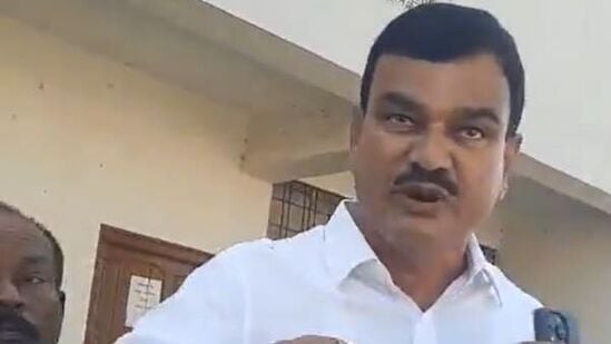 इंदापूरचे राष्ट्रवादीचे आमदार दत्तात्रय भरणे यांनी शरद पवार राष्ट्रवादी पक्षाच्या कार्यकर्त्याला धमकावल्याचा प्रकार उघडकीस आला.