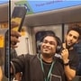 अरे हा तर कार्तिक आर्यन! मुंबईचं ट्राफिक टाळण्यासाठी अभिनेत्याची मेट्रो सफर! चाहत्यांसोबत केली धमाल