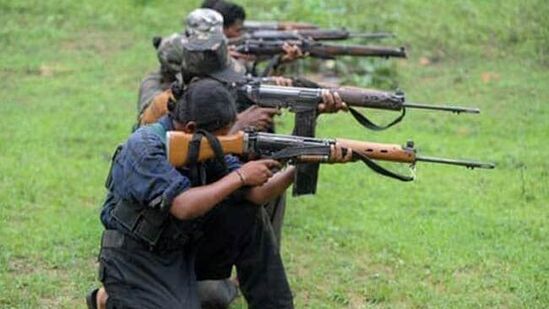 छत्तीसगडमध्ये  सुरक्षा दल व नक्षलवाद्यांमध्ये चकमक