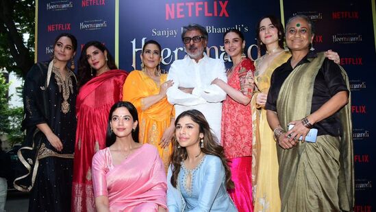 'हिरमंडी: द डायमंड बझार' ही सीरिज नुकताच नेटफ्लिक्स या ओटीटी प्लॅटफॉर्मवर प्रदर्शित झाली आहे. या सीरिजला प्रेक्षकांचा चांगला प्रतिसाद मिळाला आहे. या वेब सीरिजच्या टीमने यश मोठ्या थाटात साजरे केले. शनिवारी मुंबईत सक्सेस पार्टी आयोजित करण्यात आली होती. या पार्टीत दिग्दर्शक संजय लीला भन्साळी, अभिनेत्री मनीषा कोईराला, सोनाक्षी सिन्हा, अदिती राव हैदरी, रिचा चढ्ढा, शर्मीन सेगल, संजीदा शेख सहभागी झाले होते.
