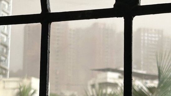 मुंबई, ठाणे शहरात धुळीच्या वादळाचे थैमान, हजारो घरांमध्ये धूळ आणि कचरा (फोटो - सोशल मीडिया)