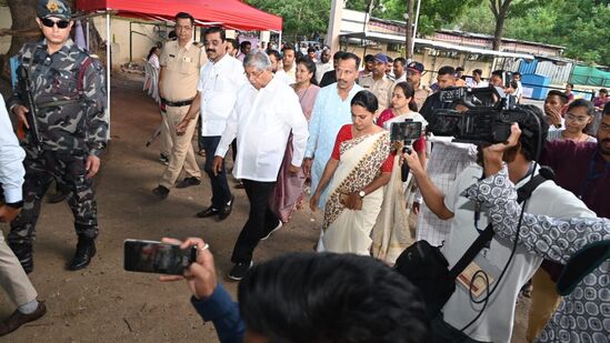 भाजपचे आमदार चंद्रकांत पाटील यांनी देखील कोथरूड येथील मतदांन केंद्रावर मतदानाचा हक्क बजावला. भाजपचे आमदार चंद्रकांत पाटील यांनी देखील कोथरूड येथील मतदांन केंद्रावर मतदानाचा हक्क बजावला. 