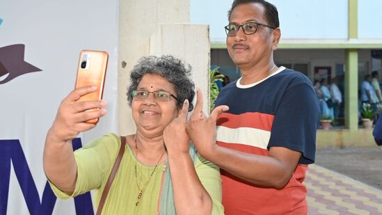 मतदान करून घेण्यासाठी अनेक पक्षाचे करकर्ते सकाळपासूंन मतदारांना ने आण करत होते. मतदान झाल्यावर सेल्फी काढून आनंद व्यक्त करत असताना कोथरूड येथील एका मतदान केंद्रावर जोडपे.&nbsp;