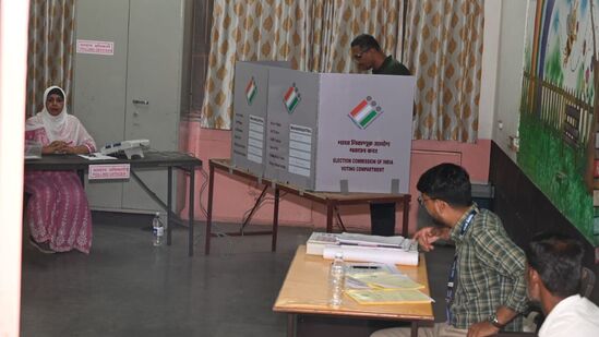 पुणे लोकसभेसाठी २ हजार १८ मतदान केंद्रावर मतदान होत आहे.&nbsp;