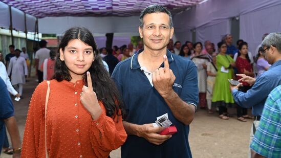 मतदान कारणाऱ्यात नव मतदारांची संख्या मोठी आहे. देशाच्या विकासासाठी आणि लोकशाहीचे हक्क बाजवण्यासाठी आम्ही आमचा हक्क बजावत असल्याचे मत काही तरुणांनी व्यक्त केले. मतदान कारणाऱ्यात नव मतदारांची संख्या मोठी आहे. देशाच्या विकासासाठी आणि लोकशाहीचे हक्क बाजवण्यासाठी आम्ही आमचा हक्क बजावत असल्याचे मत काही तरुणांनी व्यक्त केले. 