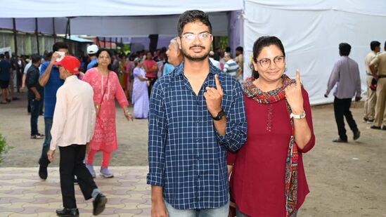 अधिकाधिक पात्र मतदारांनी सकाळी ७ ते सायंकाळी ६ या वेळेत मतदानाचा हक्क बजवावा, असे आवाहन डॉ. दिवसे यांनी केले आहे. अधिकाधिक पात्र मतदारांनी सकाळी ७ ते सायंकाळी ६ या वेळेत मतदानाचा हक्क बजवावा, असे आवाहन डॉ. दिवसे यांनी केले आहे.