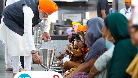 Video : जेवण वाढले, चपात्या लाटल्या! पंतप्रधान नरेंद्र मोदी यांचा सेवाभाव Video : जेवण वाढले, चपात्या लाटल्या! पंतप्रधान नरेंद्र मोदी यांचा सेवाभाव