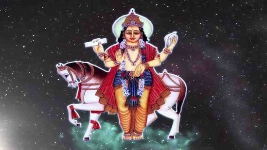 हिंदू कॅलेंडरनुसार, शुक्र १९ मे रोजी वृषभ राशीत प्रवेश करेल. हे संक्रमण काही राशींसाठी खूप फायदेशीर ठरेल. शुक्र ग्रहाचा वृषभ राशीत प्रवेश झाल्यावर गुरू आणि शुक्र यांच्यात संयोग निर्माण होईल. हा संयोग १३ जूनपर्यंत काही राशींना विशेष लाभ देईल.