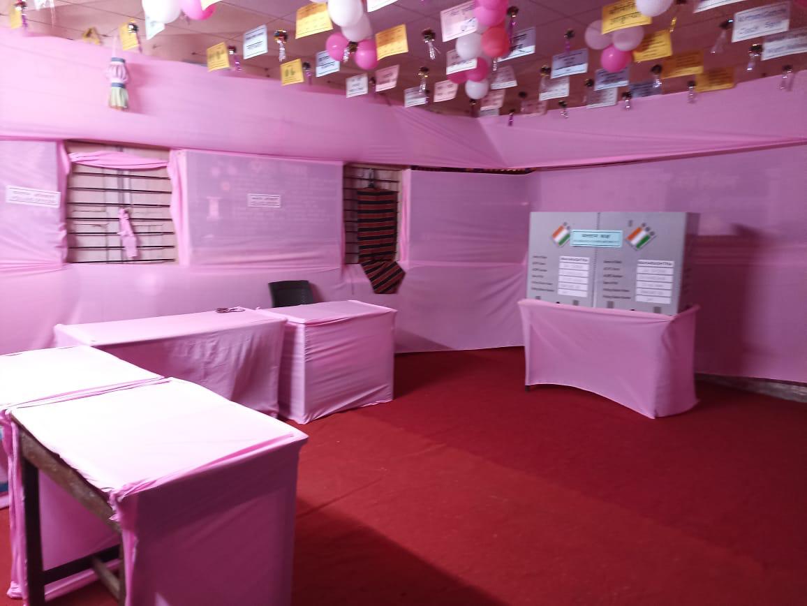 पुणे जिल्ह्यातील अनेक ठिकाणी आदर्श मतदान केंद्रे उभारण्यात आले आहेत. ही मतदान केंद्र सजवण्यात आली आहे. येथे सेल्फी बूथ देखील लावण्यात आले आहे. आज सकाळी ७  पासून मतदान करण्यास सुरुवात झाली असून नागरिकांच्या रांगा मतदान केंद्राबाहेर सकाळ पासून पाहायला मिळत आहे. 