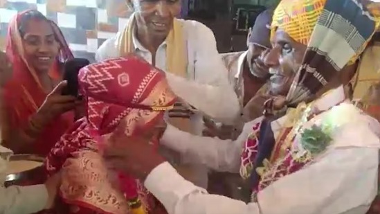 ७५ वर्षीय वडिलांसाठी मुलीने शोधली ६० वर्षाची नवरी