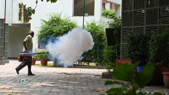 डासांची उत्पत्ती स्थळे नष्ट करणे: आपल्या सभोवतालची नियमित तपासणी करा आणि कंटेनर, गटारे आणि पाणी साचू शकतील अशा इतर भागातील साचलेले पाणी रिकामे करून डासांची उत्पत्ती स्थळे नष्ट करा. डासांची उत्पत्ती स्थळे नष्ट करणे: आपल्या सभोवतालची नियमित तपासणी करा आणि कंटेनर, गटारे आणि पाणी साचू शकतील अशा इतर भागातील साचलेले पाणी रिकामे करून डासांची उत्पत्ती स्थळे नष्ट करा.