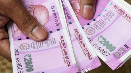 युट्यूबवर व्हिडिओ पाहून बनावट नोटा छापणाऱ्या तरुणाला पोलिसांनी अटक केली.