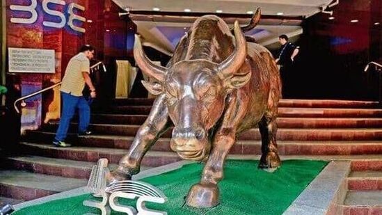 stocks to buy or sell : आठवड्याच्या शेवटच्या दिवशी आज 'या' ५ स्टॉक्सवर ठेवा नजर