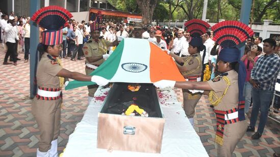 गाझा येथे इस्रायलच्या हल्ल्यात मृत्यूमुखी पडलेले संयुक्त राष्ट्रसंघाचे अधिकारी आणि भारतीय लष्कराचे निर्वृत्त कर्नल वैभव अनिल काळे यांच्या पार्थिवावर पुणे कॅन्टोन्मेंट बोर्डाच्या (पीसीबी) धोबीघाट स्मशानभूमीत अंत्यसंस्कार करण्यात आले. यावेळी &nbsp;कुटुंबातील सदस्य, नातेवाईक, मित्रमंडळी, बंधू आणि लष्करातील दिग्गजांनी त्यांच्या पार्थिवावर पुष्पांजली अर्पण करून शोक व्यक्त केला. &nbsp;कर्नल काळे त्यांच्या मागे आई, पत्नी आणि मुलगी असा परिवार आहे. &nbsp;या पुणे पोलिसांच्या पथकाने बंदुकीच्या फैरी झाडून त्यांना अखेरची सलामी दिली. &nbsp;