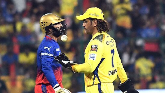 RCB vs CSK : धोनीमुळे आरसीबी प्लेऑफमध्ये, दिनेश कार्तिकचं खतरनाक लॉजिक, जाणून घ्या