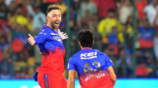 आरसीबीपूर्वी, कोणत्याही संघाने असे काही केले नव्हते. म्हणजे, आरसीबीने लीग टप्प्यातील अर्धे सामने गमावून आणि त्यांतर उरलेले सर्व सामने जिंकून प्लेऑफमध्ये स्थान मिळवले आहे. आरसीबीपूर्वी, कोणत्याही संघाने असे काही केले नव्हते. म्हणजे, आरसीबीने लीग टप्प्यातील अर्धे सामने गमावून आणि त्यांतर उरलेले सर्व सामने जिंकून प्लेऑफमध्ये स्थान मिळवले आहे.