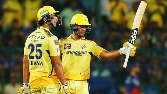 ८ सामन्यांनंतर, प्लेऑफच्या शर्यतीतून बाहेर पडणारा बेंगळुरू हा पहिला संघ ठरला, असे म्हटले जात होते. मात्र आता प्लेऑफमध्ये पोहोचल्यानंतर आरसीबीने सर्वांना गप्प केले आहे. या संघाने शेवटच्या ६ साखळी सामन्यांमध्ये सलग विजय नोंदवून टॉप-४ मध्ये स्थान मिळवले. ८ सामन्यांनंतर, प्लेऑफच्या शर्यतीतून बाहेर पडणारा बेंगळुरू हा पहिला संघ ठरला, असे म्हटले जात होते. मात्र आता प्लेऑफमध्ये पोहोचल्यानंतर आरसीबीने सर्वांना गप्प केले आहे. या संघाने शेवटच्या ६ साखळी सामन्यांमध्ये सलग विजय नोंदवून टॉप-४ मध्ये स्थान मिळवले.