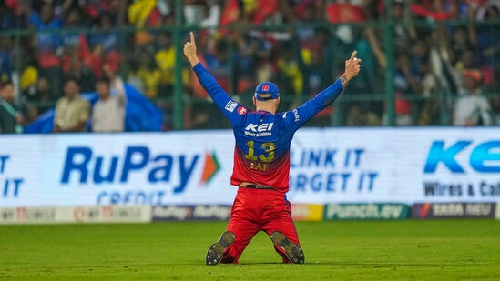 सामन्यात काय घडलं?- चेन्नई आणि बेंगळुरू यांच्यातील हा सामना बेंगळुरूच्या एम. चिन्नास्वामी स्टेडियमवर झाला. या सामन्यात चेन्नईने नाणेफेक जिंकून गोलंदाजीचा निर्णय घेतला. प्रथम फलंदाजी करण्यासाठी आलेल्या बेंगळुरू संघाने २० षटकांत ५ बाद २१८ धावा केल्या. सामन्यात काय घडलं?- चेन्नई आणि बेंगळुरू यांच्यातील हा सामना बेंगळुरूच्या एम. चिन्नास्वामी स्टेडियमवर झाला. या सामन्यात चेन्नईने नाणेफेक जिंकून गोलंदाजीचा निर्णय घेतला. प्रथम फलंदाजी करण्यासाठी आलेल्या बेंगळुरू संघाने २० षटकांत ५ बाद २१८ धावा केल्या. 