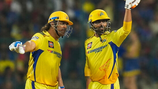 कर्णधार फाफ डू प्लेसिसने संघासाठी सर्वात मोठी खेळी खेळली आणि ३९ चेंडूत ३ चौकार आणि ३ षटकारांच्या मदतीने ५४ धावा केल्या. कर्णधार फाफ डू प्लेसिसने संघासाठी सर्वात मोठी खेळी खेळली आणि ३९ चेंडूत ३ चौकार आणि ३ षटकारांच्या मदतीने ५४ धावा केल्या.