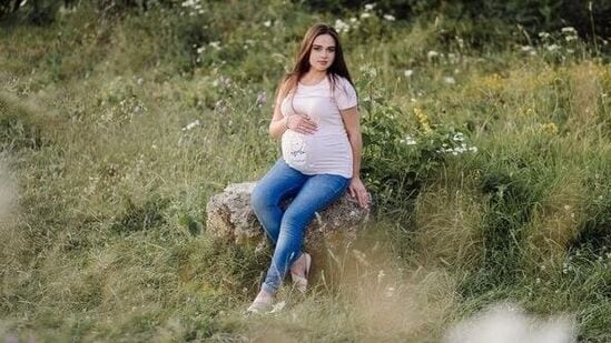 तणाव दूर करण्यासाठी योग हा एक उत्तम मार्ग आहे. त्यामुळे गरोदरपणात योगा करावा. यामुळे तुमच्या शरीराची लवचिकताही वाढेल. तणाव दूर करण्यासाठी योग हा एक उत्तम मार्ग आहे. त्यामुळे गरोदरपणात योगा करावा. यामुळे तुमच्या शरीराची लवचिकताही वाढेल. 