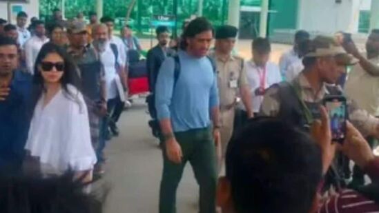MS Dhoni returns to home in Ranchi.