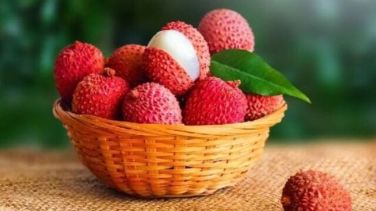 लिची एक रसाळ आणि गोड फळ आहे. हे सर्व वयोगटातील लोकांना आवडते. हे छोटेसे गोड फळ शरीराला अनेक मोठे फायदे देते. उन्हाळ्यात लोक ज्यूस, जेली, कॉकटेल आणि आईस्क्रीममध्ये लिची घालतात. जाणून घेऊया उन्हाळ्यात लीची खाण्याचे आरोग्यासाठी कोणते फायदे आहेत.&nbsp;
