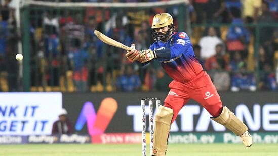 दिनेश कार्तिकने आयपीएलमधून निवृत्ती जाहीर केली.