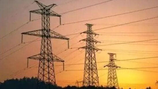 लखनौमध्ये ११ हजार व्होल्टच्या लाईनच्या संपर्कात आल्याने एका ११ वर्षीय मुलीला तिचे दोन्ही हात गमवावे लागले. (For representation only, HT File Photo)