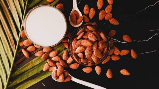 Almond Milk: बदाम घालून दूध पिण्याचे फायदे