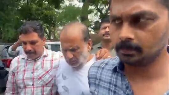 अल्पवयीन मुलाचे आजोबा सुरेंद्र कुमारला पुणे पोलिस क्राइम ब्रांचने बेड्या ठोकल्या आहेत. 