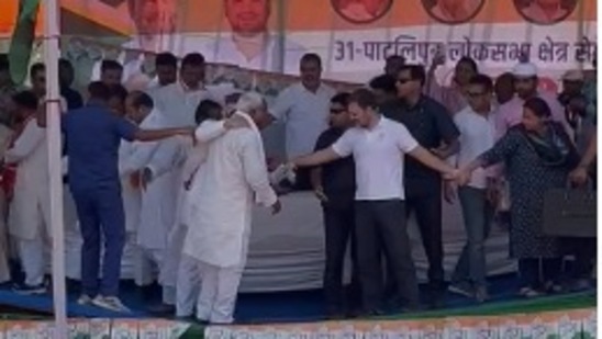 राहुल गांधी यांच्या सभेचा स्टेज कोसळला