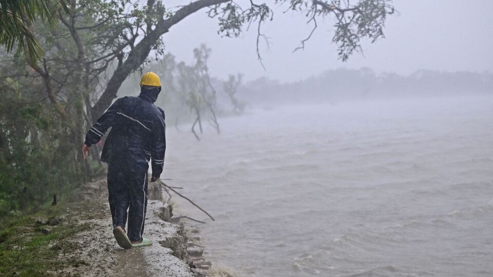 Cyclone Remal Updates : रेमल चक्रीवादळामुळे आतापर्यंत १६ जणांचा मृत्यू ...