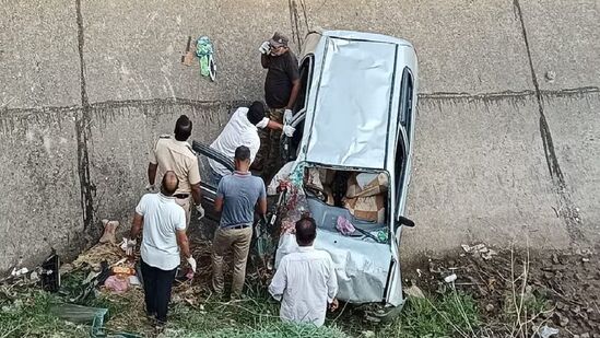  सांगलीत मुलीच्या वाढदिवसाचे सेलिब्रेशन करून घरी परत येत असतांना कार कालव्यात कोसळल्याने एकाच कुटुंबातील सहा जणांचा मृत्यू झाला.