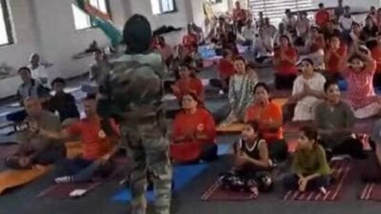 देशभक्तीपर गाणे सादर करताना वृद्धाचा हृदयविकाराच्या धक्क्याने मृत्यू