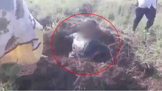 २२ वर्षीय तरुणीला जमिनीत जिंवत गाडण्याचा प्रयत्न