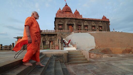 पंतप्रधान मोदी गुरुवारी सायंकाळी कन्याकुमारीत दाखल झाले आहेत. येथील समुद्रात असलेल्या विवेकानंद रॉक मेमोरियलमध्ये ते ४५ तास म्हणजे १ जूनच्या सायंकाळपर्यंत ध्यान करणार आहेत. मोदींच्या व्रताचा आज दुसरा दिवस आहे. सांगितले जात आहे की, या दरम्यान ते&nbsp;मौन व्रत धारण करणार असून कोणाशीही बोलणार नाहीत. तसेच या काळात ते अन्न ग्रहन करणार नसून केवळ लिक्विड डाएटवर असतील. १ जून च्या संध्याकाळी ते राजधानी दिल्लीकडे रवाना होतील.&nbsp;