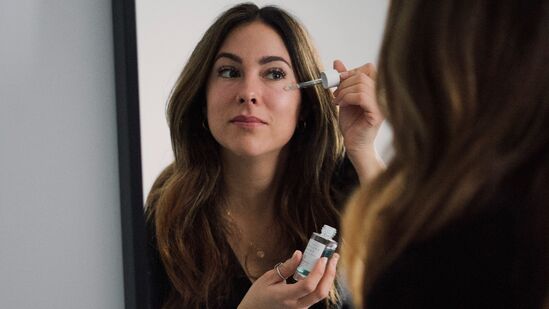 १. प्रस्थापित फायद्यांसह चांगले संशोधन केलेले घटक असलेले प्रोडक्ट शोधा. उदाहरणार्थ रेटिनोइड्समध्ये त्यांच्या वृद्धत्वविरोधी गुणधर्मांचे समर्थन करणारा मजबूत क्लिनिकल डेटा आहे. नियासिनामाइड त्वचेला चमकदारपणा प्रदान करते, तर हायल्युरोनिक आम्ल उत्कृष्ट आणि दीर्घकाळ टिकणारे हायड्रेशन प्रदान करते.&nbsp;