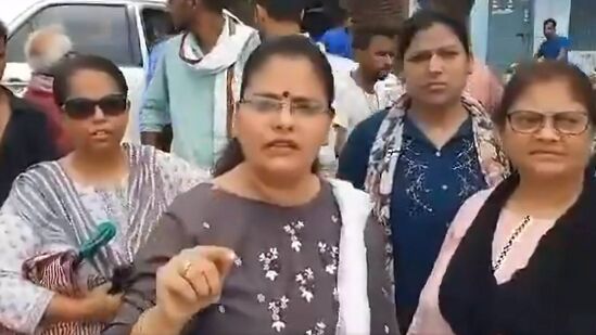 Lok Sabha Election : नरेंद्र मोदी यांच्या मतदारसंघात काँग्रेसच्या चिन्हावर चिकटपट्टी लावल्याची तक्रार