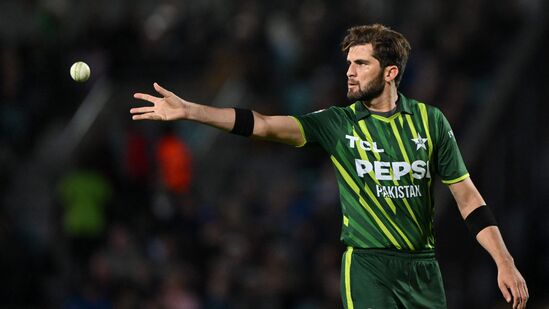  शाहीन आफ्रिदी- पाकिस्तानचा वेगवान गोलंदाज शाहीन शाह आफ्रिदीने नवीन चेंडूने भारताविरुद्ध अनेकदा कहर केला आहे. त्याचबरोबर भारतीय कर्णधार रोहित शर्माला नेहमीच डाव्या हाताच्या वेगवान गोलंदाजांविरुद्ध समस्यांचा सामना करावा लागतो. अशा स्थितीत ९ जून रोजी सर्वांच्या नजरा शाहीनवर लागल्या आहेत. शाहीन आफ्रिदी- पाकिस्तानचा वेगवान गोलंदाज शाहीन शाह आफ्रिदीने नवीन चेंडूने भारताविरुद्ध अनेकदा कहर केला आहे. त्याचबरोबर भारतीय कर्णधार रोहित शर्माला नेहमीच डाव्या हाताच्या वेगवान गोलंदाजांविरुद्ध समस्यांचा सामना करावा लागतो. अशा स्थितीत ९ जून रोजी सर्वांच्या नजरा शाहीनवर लागल्या आहेत.