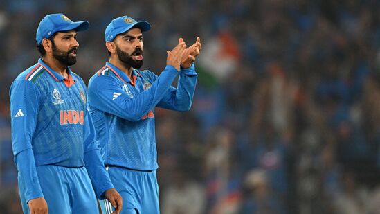 विराट कोहली - IPL २०२४ मध्ये विराट कोहलीने सर्वाधिक धावा करून ऑरेंज कॅप जिंकली. जबरदस्त फॉर्ममध्ये असलेला किंग कोहली २०२४ टी-20 वर्ल्ड कपमध्येही खूप धावा करू शकतो. विशेषत: पाकिस्तानविरुद्धच्या सामन्यात कोहलीकडून मोठ्या खेळीची अपेक्षा असेल. मागच्या T20 विश्वचषकात किंग कोहलीने पाकिस्तानच्या जबड्यातून सामना हिसकावला होता. विराट कोहली - IPL २०२४ मध्ये विराट कोहलीने सर्वाधिक धावा करून ऑरेंज कॅप जिंकली. जबरदस्त फॉर्ममध्ये असलेला किंग कोहली २०२४ टी-20 वर्ल्ड कपमध्येही खूप धावा करू शकतो. विशेषत: पाकिस्तानविरुद्धच्या सामन्यात कोहलीकडून मोठ्या खेळीची अपेक्षा असेल. मागच्या T20 विश्वचषकात किंग कोहलीने पाकिस्तानच्या जबड्यातून सामना हिसकावला होता.