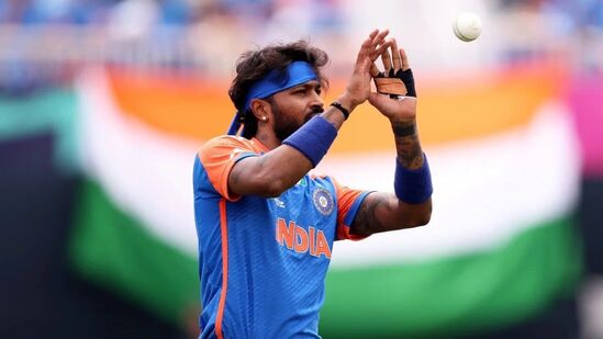 टी-२० विश्वचषकात भारतासाठी सर्वाधिक विकेट्स घेणाऱ्या गोलंदाजांच्या यादीत रविचंद्रन अश्विन पहिल्या क्रमांकावर आहे. त्याने टी-२० वर्ल्डकपमध्ये भारतासाठी एकूण ३२ विकेट घेतल्या आहेत. यादित रवींद्र जाडेजा दुसऱ्या स्थानावर आहे. त्याच्या नावावर २१ विकेट आहेत. जाडेजाला आयर्लंडविरुद्ध फक्त एक षटकार मारण्याची संधी मिळाली. त्याने फक्त ७ धावा केल्या. मात्र, त्याला एकही विकेट मिळाली नाही. मात्र, विश्वचषकात त्याच्याकडून दमदार कामगिरीची अपेक्षा आहे. टी-२० विश्वचषकात भारतासाठी सर्वाधिक विकेट्स घेणाऱ्या गोलंदाजांच्या यादीत रविचंद्रन अश्विन पहिल्या क्रमांकावर आहे. त्याने टी-२० वर्ल्डकपमध्ये भारतासाठी एकूण ३२ विकेट घेतल्या आहेत. यादित रवींद्र जाडेजा दुसऱ्या स्थानावर आहे. त्याच्या नावावर २१ विकेट आहेत. जाडेजाला आयर्लंडविरुद्ध फक्त एक षटकार मारण्याची संधी मिळाली. त्याने फक्त ७ धावा केल्या. मात्र, त्याला एकही विकेट मिळाली नाही. मात्र, विश्वचषकात त्याच्याकडून दमदार कामगिरीची अपेक्षा आहे.