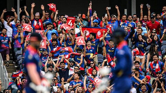 टी-20 विश्वचषक २०२४ चा ७ वा सामना नेपाळ आणि नेदरलँड यांच्यात खेळला गेला. नेपाळ संघ या सामन्यात पराभूत झाला, पण त्यांच्या संघाला पाठिंबा देणाऱ्या चाहत्यांनी सर्वांची मने जिंकली. नेपाळी चाहत्यांनी क्रिकेटला आणि आपल्या खेळाडूंना कसा पाठिंबा देतात, हे जगाला दाखवून दिले आहे.