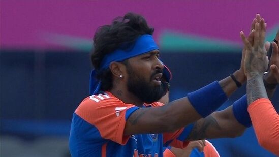 टीम इंडियाचा पहिला सामना बुधवारी आयर्लंडशी झाला. या सामन्यात प्रथम फलंदाजी करण्यासाठी मैदानात आलेल्या आयर्लंडचे फलंदाज अवघ्या ९६ धावांत ऑलआऊट झाले. या सामन्यात हार्दिकने चार षटकांत २७ धावा देऊन ३ विकेट्स घेतल्या. हार्दिकने लोर्कन टकर, कर्टिस काम्फर आणि मार्क अडायर यांना आऊट केले. टीम इंडियाचा पहिला सामना बुधवारी आयर्लंडशी झाला. या सामन्यात प्रथम फलंदाजी करण्यासाठी मैदानात आलेल्या आयर्लंडचे फलंदाज अवघ्या ९६ धावांत ऑलआऊट झाले. या सामन्यात हार्दिकने चार षटकांत २७ धावा देऊन ३ विकेट्स घेतल्या. हार्दिकने लोर्कन टकर, कर्टिस काम्फर आणि मार्क अडायर यांना आऊट केले.