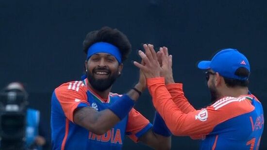 टी-२० विश्वचषकाच्या इतिहासात हार्दिक पांड्या भारतीय गोलंदाजांमध्ये तिसऱ्या क्रमांकावर आहे. त्याच्या पुढे हरभजन सिंह आणि इरफान पठाण हे दोघे आहेत. या प्रत्येकाच्या नावावर आता टी-२० विश्वचषकात १६ विकेट्स आहेत. हार्दिकला मात्र भज्जी आणि इरफानला मागे टाकण्याची संधी आहे. बुधवारी त्याने आशिष नेहराला मागे टाकले. टी-२० विश्वचषकाच्या इतिहासात हार्दिक पांड्या भारतीय गोलंदाजांमध्ये तिसऱ्या क्रमांकावर आहे. त्याच्या पुढे हरभजन सिंह आणि इरफान पठाण हे दोघे आहेत. या प्रत्येकाच्या नावावर आता टी-२० विश्वचषकात १६ विकेट्स आहेत. हार्दिकला मात्र भज्जी आणि इरफानला मागे टाकण्याची संधी आहे. बुधवारी त्याने आशिष नेहराला मागे टाकले.